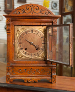 english mantle clock from 1800 details