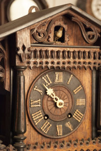 german shelf cukoo clock from 1900s details